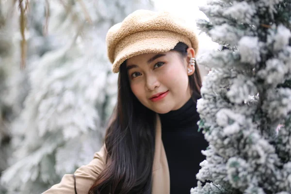 冬服の若い美しい女性の肖像画 雪を背景にポーズをとって 冬に公園で凍るロマンチックな笑顔を持つ女性モデルの屋外クローズアップ写真 — ストック写真