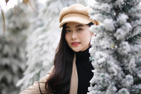 Retrato Jovem Mulher Bonita Roupas Inverno Enquanto Posando Fundo Neve — Fotografia de Stock