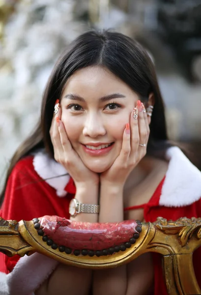 Mladá Žena Červeném Kostýmu Santa Dívka Slaví Nový Rok 2021 — Stock fotografie