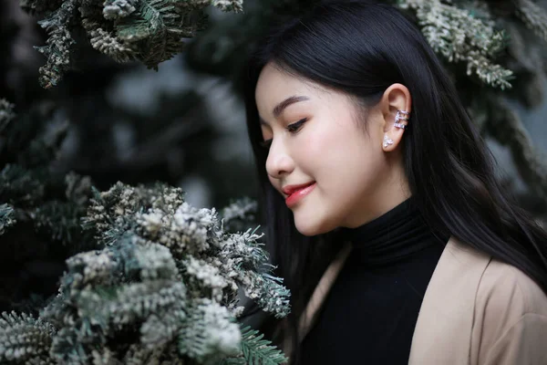 Retrato Una Joven Hermosa Mujer Vestida Con Ropa Invierno Posando —  Fotos de Stock