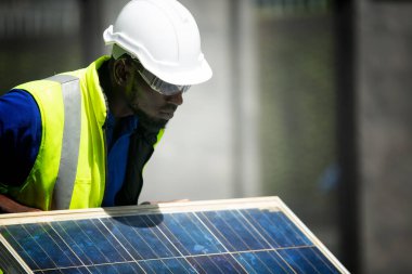 Bakım mühendisi, güneş enerjisi mühendisi güneş panelleri analizi yapıyor