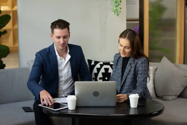 İş adamları ofiste toplanıyor.