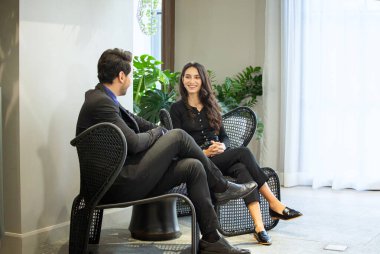 İş adamları ofiste toplanıyor.