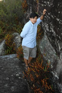 Taşın üzerinde oturan adam