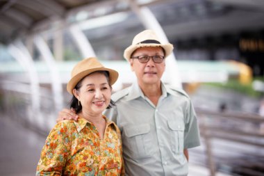 Şehre karşı haritası olan yaşlı çiftler