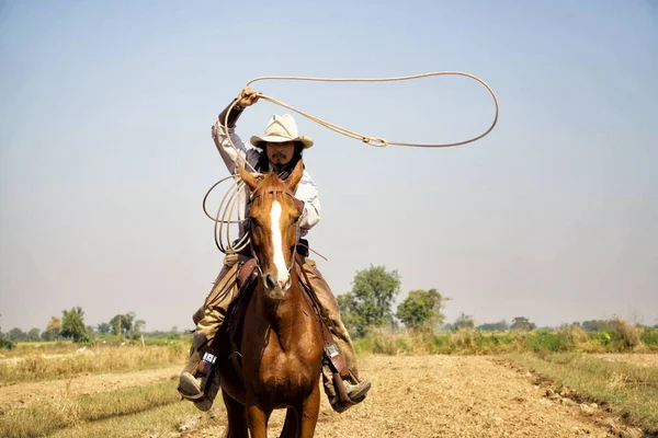 カウボーイライフ 恋人の馬とカウボーイキャラバン — ストック写真
