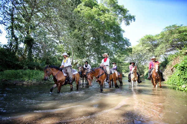 Grupo Cowboy Cavalo Silhueta Grupo Cowboy Sentado Seu Cavalo — Fotografia de Stock