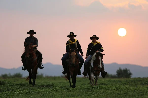 Cow Boy Équitation Cheval Avec Main Tenant Pistolet Contre Coucher — Photo