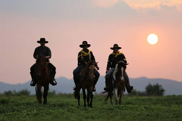 Cowboy Ridning Häst Med Handen Håller Pistol Mot Solnedgången — Stockfoto