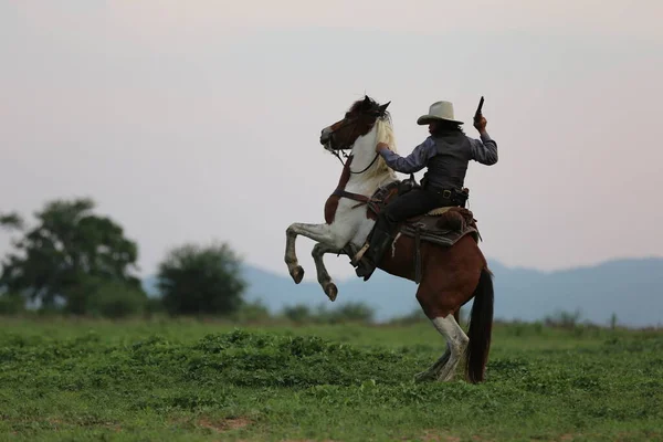 Vaquero Caballo Con Pistola Mano Contra Puesta Del Sol — Foto de Stock