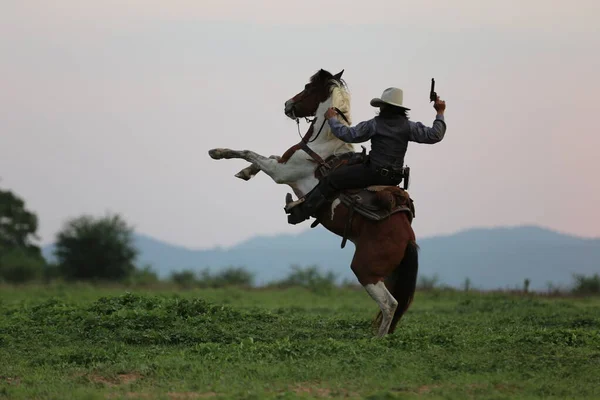 Vaquero Caballo Con Pistola Mano Contra Puesta Del Sol — Foto de Stock