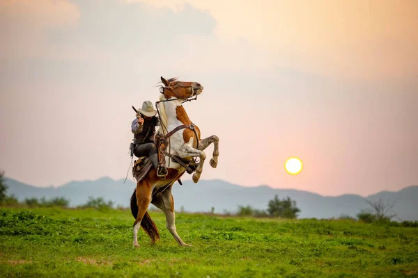 Cowboy Lovaglás Kézifegyver Ellen Naplemente — Stock Fotó