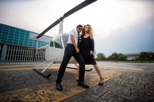 Empresários Que Viajam Helicóptero Imagem Jovens Perto Helicóptero — Fotografia de Stock
