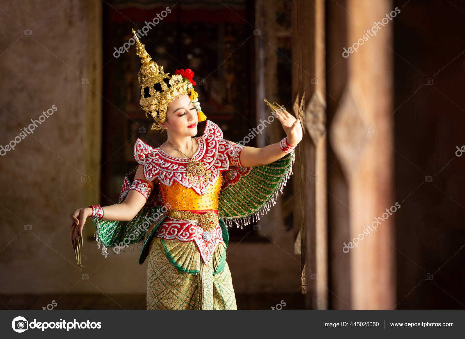 Smukke Thailandske Unge Kvinde Portræt Kinnaree Traditionelle Kjole Kunst — Stock-foto © FotoArtist #445025050