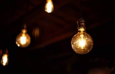 Kahve dükkanının arka planında dekoratif antika edison tarzı ampuller var.