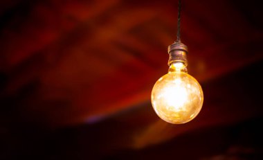 Kahve dükkanının arka planında dekoratif antika edison tarzı ampuller var.