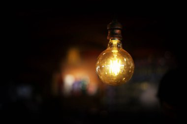 Kahve dükkanının arka planında dekoratif antika edison tarzı ampuller var.