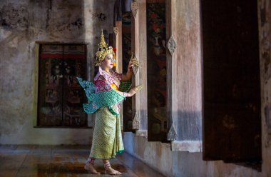 Kinnaree 'deki güzel Tayland genç kadın portresi geleneksel kıyafet kültürü Tayland maskeli khon Kinnaree ile dans edebiyat amayana, thailand kültürü Khon, Ayuttaya, Tayland .