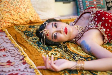 Güzel kadın sari kostümü portresi. Güzel Hintli bir kızın portresi. Altın kundan mücevher setiyle genç Hindu kadın model. Geleneksel Hint kostümü lehenga choli .