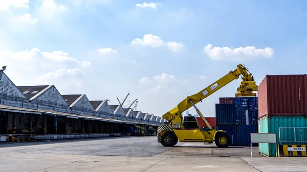 Logistiek Transport Van Container Vrachtschip Vrachtvliegtuig Met Werkende Kraanbrug Scheepswerf — Stockfoto