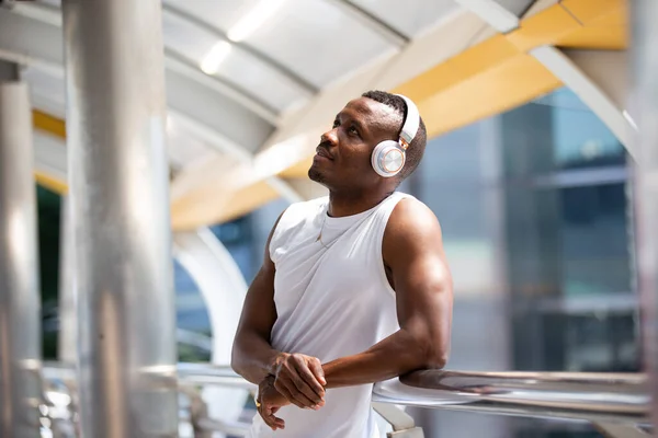 Ritratto Uomo Afroamericano Con Auricolari Dopo Allenamento Pugilato All Aperto — Foto Stock