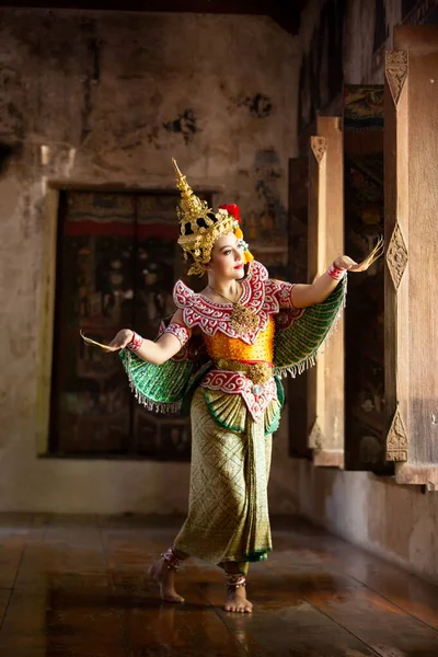 美しいタイの若い女性の肖像画Kinnareeの伝統的な衣装芸術文化タイ仮面のKhon Kinnareeで踊る文学Amayana タイ文化Khon Ayuttaya Thailand — ストック写真