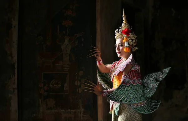 美しいタイの若い女性の肖像画Kinnareeの伝統的な衣装芸術文化タイ仮面のKhon Kinnareeで踊る文学Amayana タイ文化Khon Ayuttaya Thailand — ストック写真