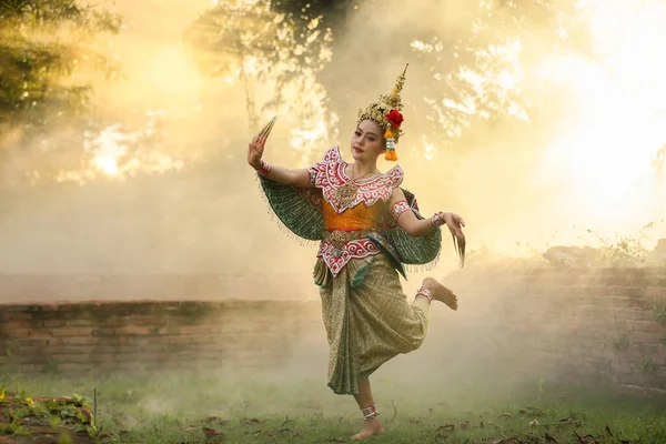 Schöne Thailändische Junge Frau Porträt Kinnaree Tracht Kunstkultur Thailand Tanz — Stockfoto