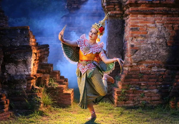 美しいタイの若い女性の肖像画Kinnareeの伝統的な衣装芸術文化タイ仮面のKhon Kinnareeで踊る文学Amayana タイ文化Khon Ayuttaya Thailand — ストック写真