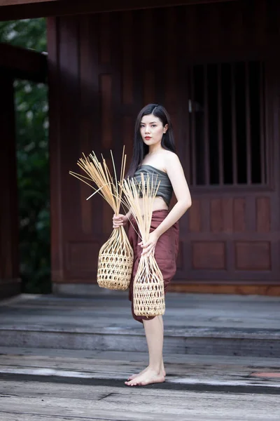 Retrato Agricultor Tailandés Con Vestido Tradicional Tailandés Campo Rural —  Fotos de Stock