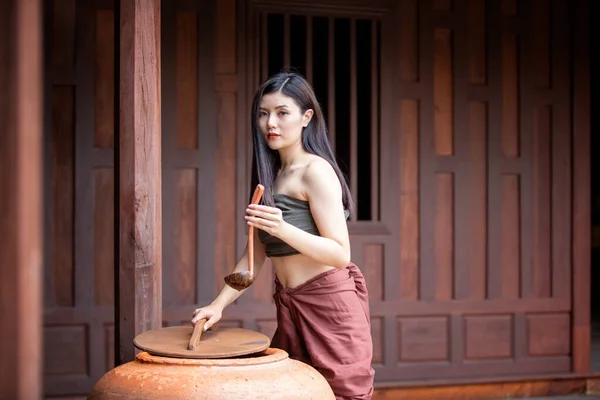 Porträt Eines Thailändischen Bauern Traditioneller Thailändischer Kleidung Auf Dem Land — Stockfoto