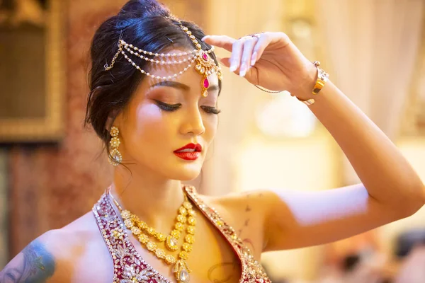 美しい女性サリの衣装の肖像 美しいインドの女の子の肖像画 黄金のKundanジュエリーセットと若いHindu女性モデル インドの伝統衣装 Lehenga Choli — ストック写真