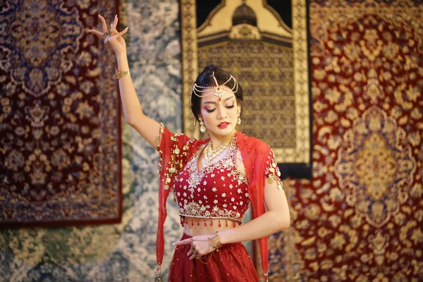 美しい女性サリの衣装の肖像 美しいインドの女の子の肖像画 黄金のKundanジュエリーセットと若いHindu女性モデル インドの伝統衣装 Lehenga Choli — ストック写真