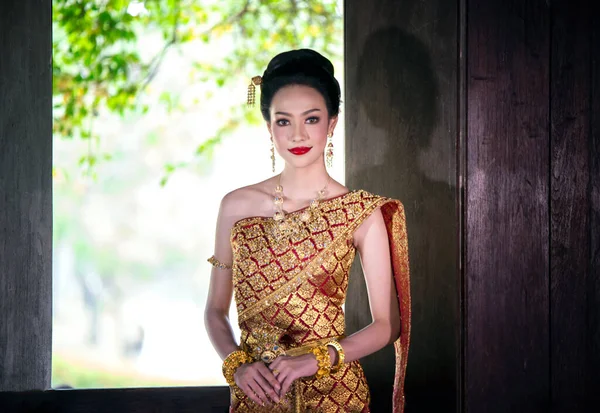 Mujer Sonriente Con Ropa Tradicional Mirando Hacia Otro Lado Mientras — Foto de Stock