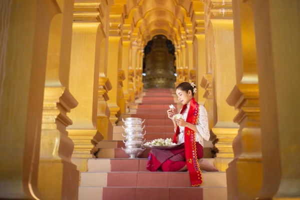 Kobiety Birmańscy Wierni Buddyjscy Chodzą Boso Shwedagon Pagoda Nosząc Tradycyjne — Zdjęcie stockowe