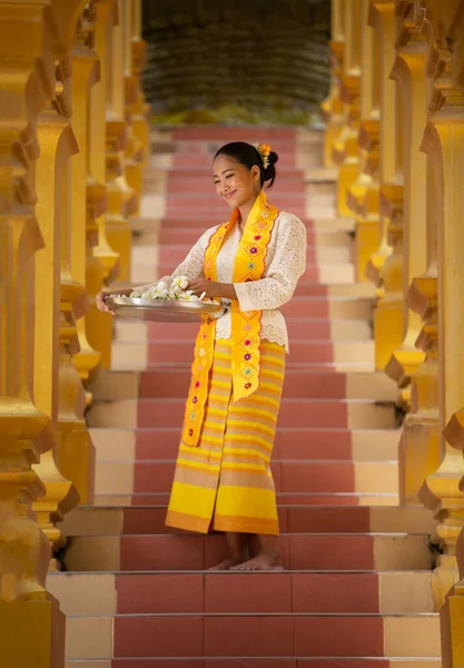 Kobiety Birmańscy Wierni Buddyjscy Chodzą Boso Shwedagon Pagoda Nosząc Tradycyjne — Zdjęcie stockowe