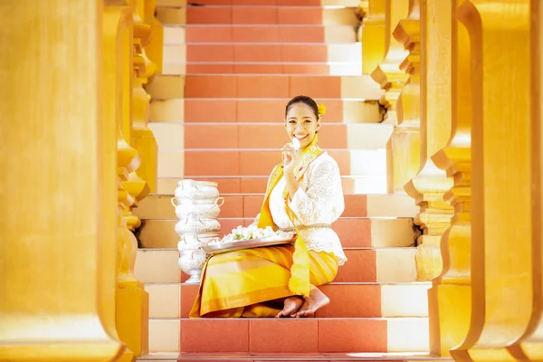 Kobiety Birmańscy Wierni Buddyjscy Chodzą Boso Shwedagon Pagoda Nosząc Tradycyjne — Zdjęcie stockowe