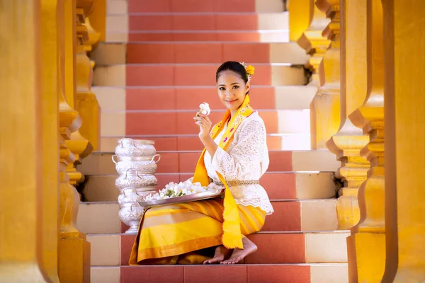Burmesische Buddhistische Frauen Laufen Barfuß Die Shwedagon Pagode Herum Und — Stockfoto