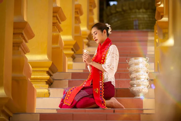 미얀마 신자인 여성들은 전통적 롱위이 전통적 베다곤 파고다 Shwedagon Pagoda — 스톡 사진