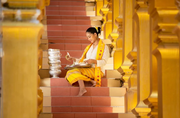 Mujeres Birmanas Fieles Budistas Están Caminando Descalzos Alrededor Pagoda Shwedagon — Foto de Stock