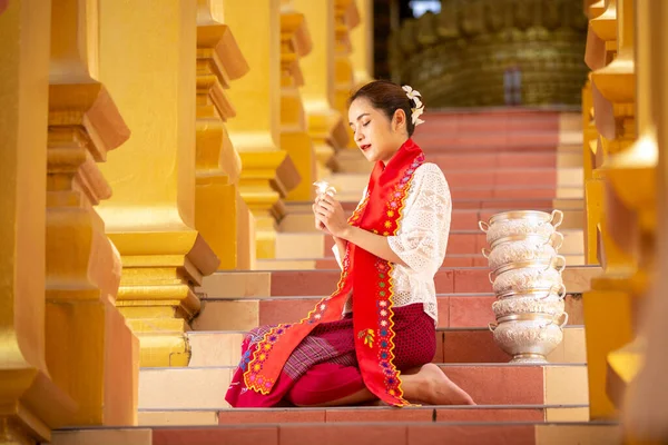 缅甸女佛教徒穿着传统的 五颜六色的龙翼 传统的缅甸服装 赤脚在Shwedagon Pagoda附近行走 缅甸仰光 — 图库照片
