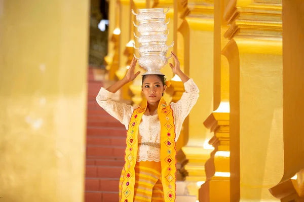 女性ビルマ仏教の信者は 伝統的でカラフルなLongyi 伝統的なビルマの服 を着てシュエダゴンパゴダの周りを裸足で歩いています ミャンマーのヤンゴン — ストック写真