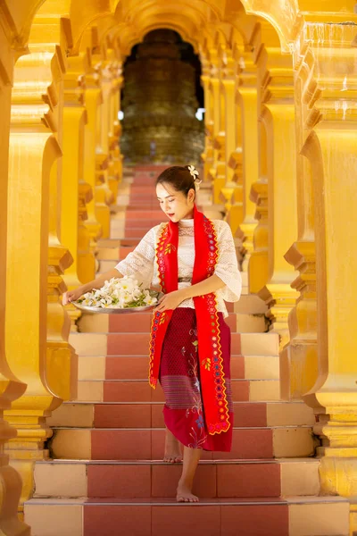 Kobiety Birmańscy Wierni Buddyjscy Chodzą Boso Shwedagon Pagoda Nosząc Tradycyjne — Zdjęcie stockowe