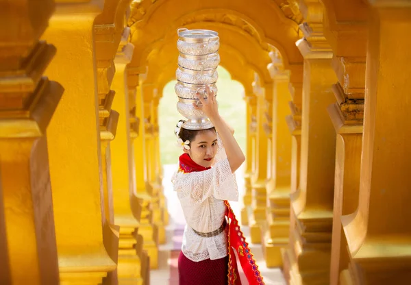 Mujeres Birmanas Fieles Budistas Están Caminando Descalzos Alrededor Pagoda Shwedagon —  Fotos de Stock