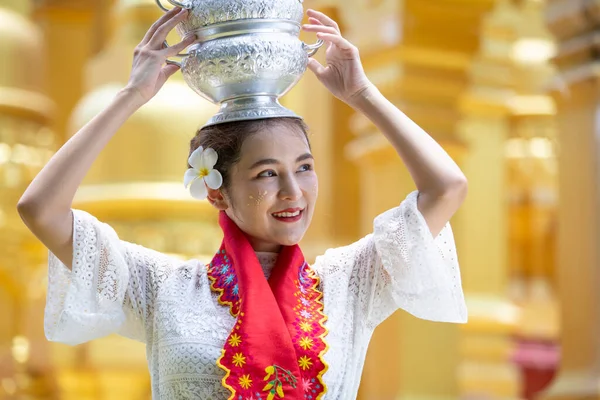 미얀마 신자인 여성들은 전통적 롱위이 전통적 베다곤 파고다 Shwedagon Pagoda — 스톡 사진