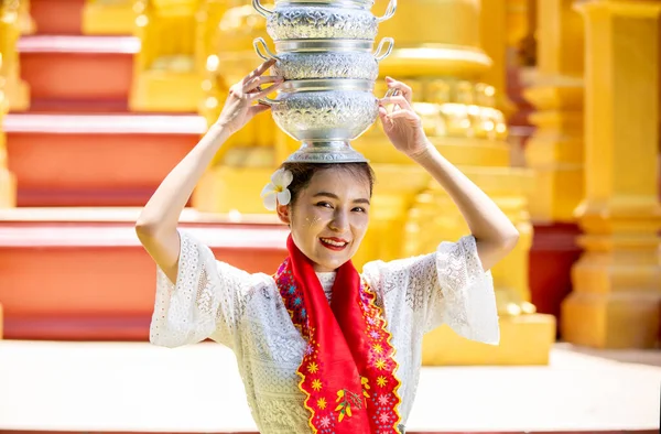 미얀마 신자인 여성들은 전통적 롱위이 전통적 베다곤 파고다 Shwedagon Pagoda — 스톡 사진