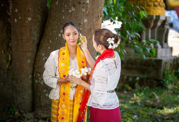 Portret Młodej Myanmar Tradycyjnej Sukni Powitalnej Geście Kwiatem — Zdjęcie stockowe