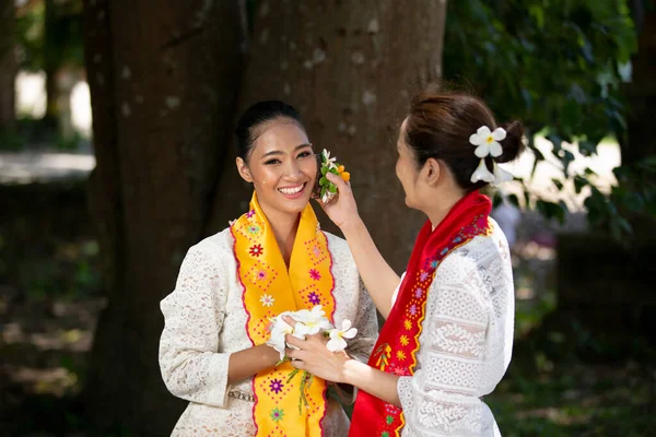 전통적으로 환영하는 꽃으로 몸짓을 미얀마의 여성의 — 스톡 사진