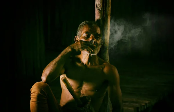 Oscuro Sombrío Disparo Anciano Fumando Sobre Fondo Negro — Foto de Stock