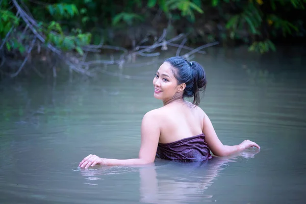 Güzel Asyalı Kadınlar Nehirde Yıkanıyor Tayland Daki Asyalı Kız Asyalı — Stok fotoğraf